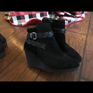 Like new White Mountain suede ankle booties size 8